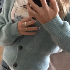 Stickad kofta - Sååå fin stickad kofta i jättefin mint blå färg. Den är i storlek XS och sitter lite löst upptill men sitter tajtare längst ner. Säljer den då den aldrig kommer till användning✨💓