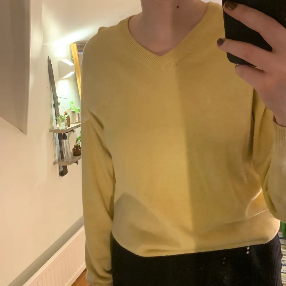 V-ringad stickad ”grandpa sweater” i en mildare gul färg men inte pastell gul. Köpare står för frakt. Stickat.