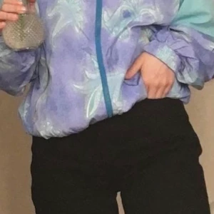 Retro jacka  - Är inte 100% säker på om jag ska sälja denna retro colmar jackan , sitter skit snyggt och är oversized. Så buda gärna öka minst med 20 kr 