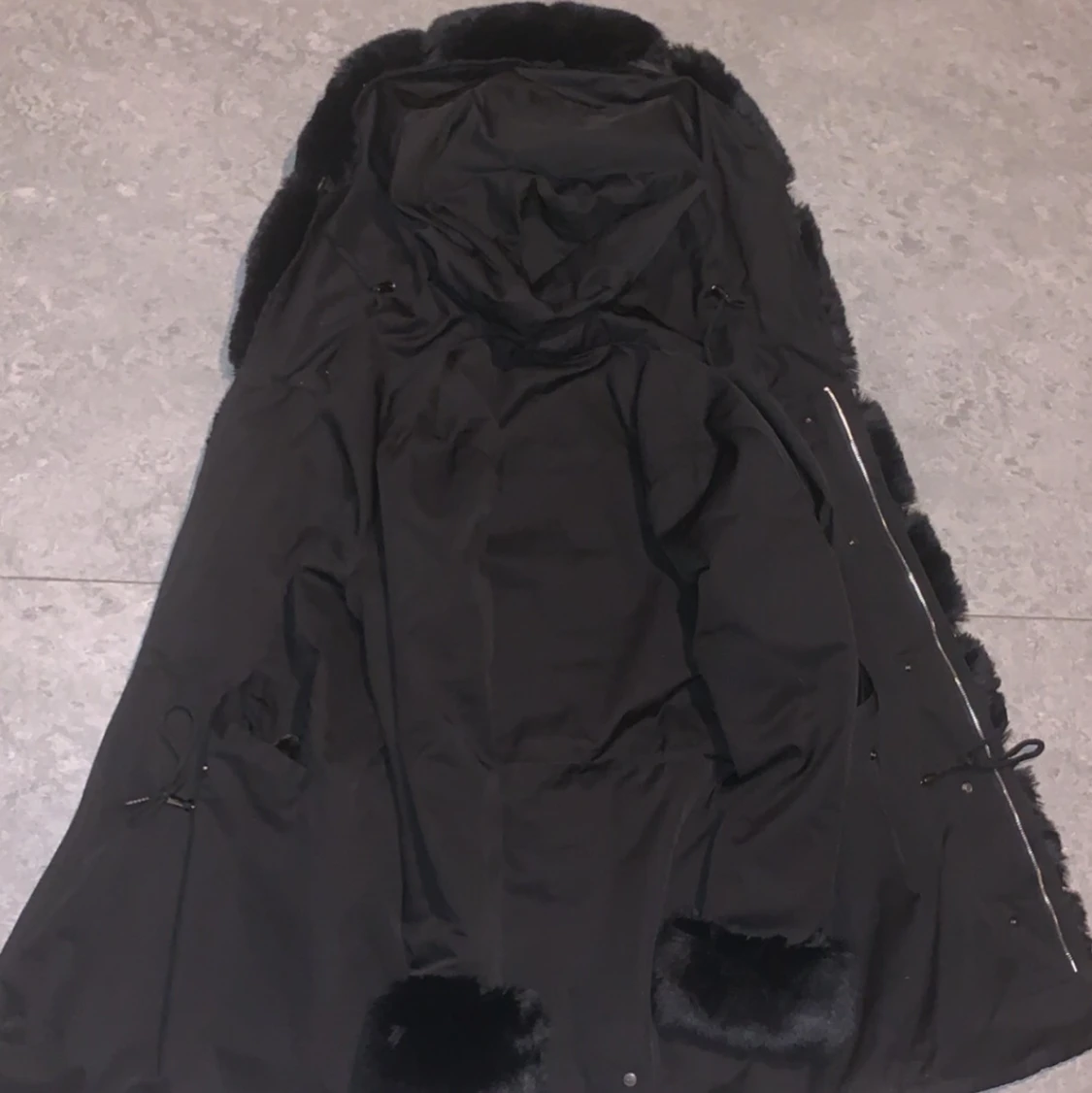 Lång svart vinter parka med svart päls