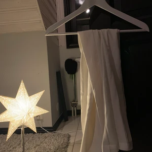 bikbok - vita kostymbyxor med dragkedja på sidan från bikbok. aldrig använda och i väldigt fint skick!Jättefin. Skriv privat om ni vill ha bilder me passform etc. inga skador eller annat på den. om budgivning blir, sker den i kommentarerna!