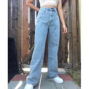 Blåa vida jeans  - Blåa vida jeans i stl M/38. Aldrig använda pga lite för korta!! (jag är ungefär 175) Första bilden är inte min :)