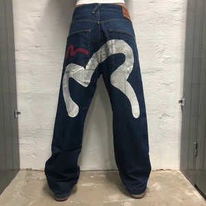 Baggy Evisu - Intressekoll på mina baggy Evisu fr 2007! 😘Size 32/32 waist: 90cm innerbenslängd 84cm