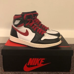 Jordan 1 High Gym Red - Säljer min killes Jordan 1’s. De är i bra skick, då de endast är använda 3-4 gånger. Priset går att diskutera vid snabb affär. Köparen står för frakten (63kr spårbart) om man ej kan lösa meet up. 