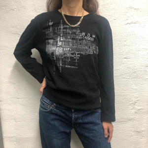Svart långärmad t-shirt - Svart långärmad t-shirt med nice tryck. Personen på bilden är 170cm och bär storlek L💗