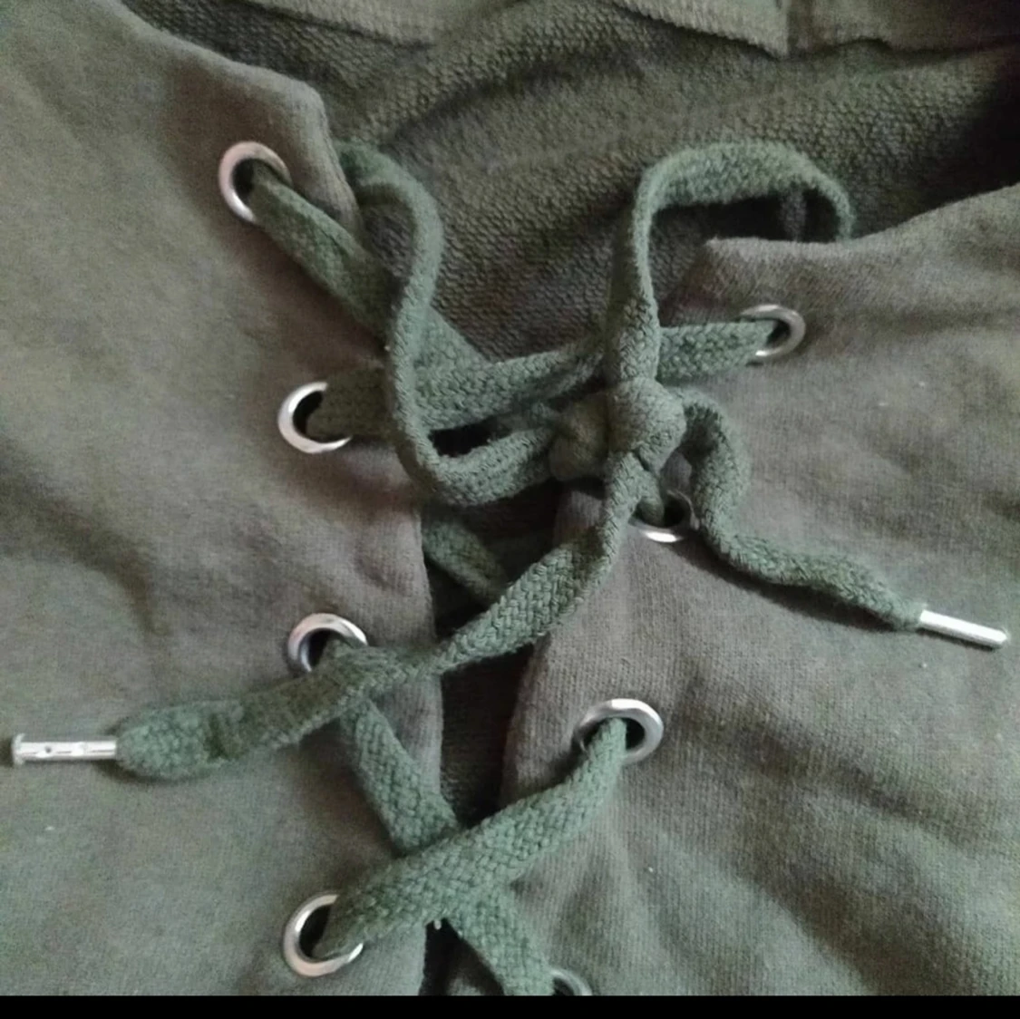 Khaki grön collegetröja med snörning