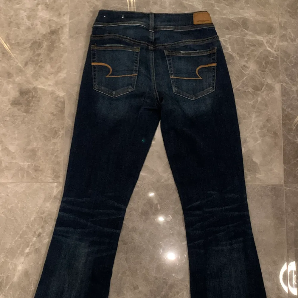 Helt nya jeans från American Eagle, prislapp kvar - nypris typ 550kr. Modellen är Long bootcut. Jag är 179 cm men tycker de är förkorta, passar nog någon som är 170-175 cm. Storleken är US 4 , vet inte vad de är men skulle säga 38 typ. Jeans & Byxor.