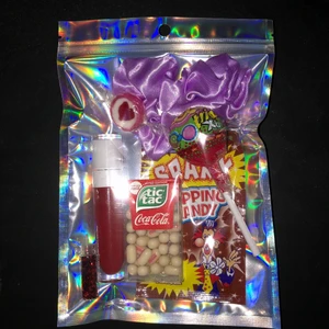 Stor goodiebag - En stor goodiebag som innehåller en scrunchie, coca cola tic tac, poprocks, rött läppglans, klubba och nagellacks glitter🥺🥺 99kr plus frakt💕 prefekt som present✨