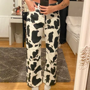 Jeans i cow print - Beställde från shein men de var för stora, alltså endast testade. Lite långa för mig (163) står på tå på första bilden! Skulle säga att de passar en större S. Frakten ingår i priset. Skriv om du vill ha fler bilder🤠 Kör budgivning i kommentarerna, slutar 18/12 16.00 💕 BUD: 250kr 