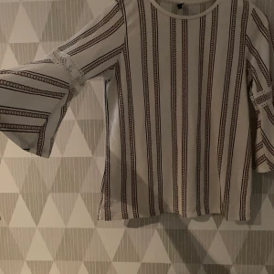 Gullig blus - Lite nopprig, annars i väldigt bra skick. Ärmarna är breda o sköna till sommaren. Buda i kommentarerna eller köp direkt.☺️ Betalas med swish innan leverans🌸 113kr ink. Frakt