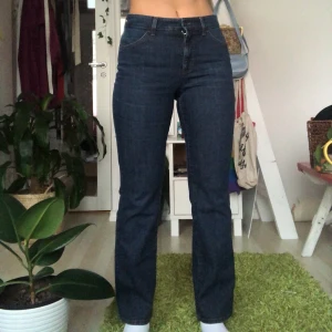 Jeans - Midwaist jeans från märket Mac! Älskar dem men har flera liknande. Aldrig använda. Gott second hand skick. Något stretchiga och passar därför flera storlekar. Visas på en m