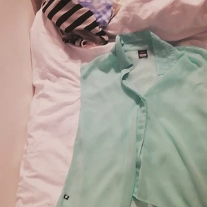 Blus  - En turkos blus. Säljer den för att jag inte har använt den på länge. 