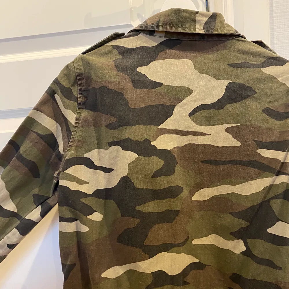 Mönstrad jacka i camouflage från ginatricot i storlek 36, inte använd många gånger, passar 36/38, är 173 och brukar vanligtvis ha 38.. Jackor.