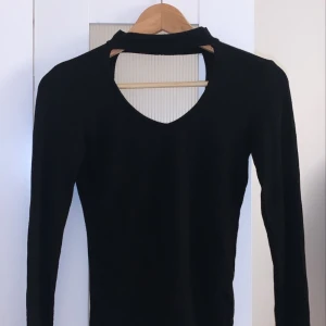 Svart tröja  - En svart fin tröja, passar till både fina utekvällar och vardagar. Kan fraktas! 