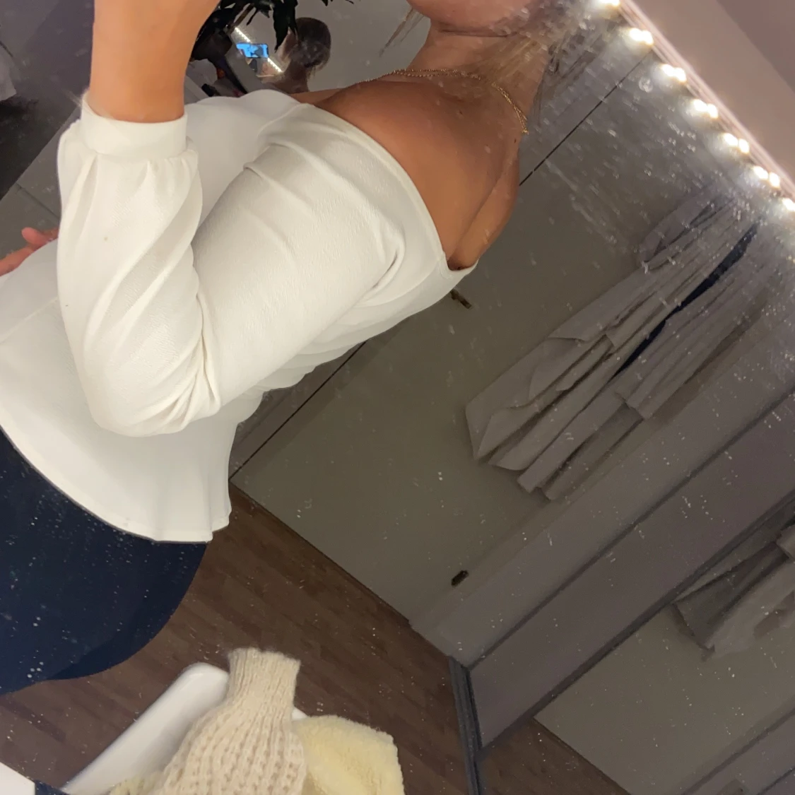 Vit tröja med bälte guld - 91