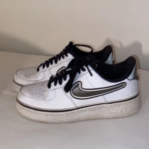 Af1  - Säljer mina air force 1 då jag inte använder dem och dem är försmå, knappt använda mer än ett fåtal ggr. Köparen står för frakten på 63 kr.
