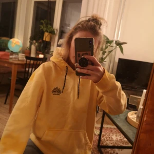 Oversized hoodie DIY tie dye - Storlek S i herrstorlek men passar XS-L i damstorlek beroende på fitten. Fint tie dye mönster men har för många hoodie hemma. 
