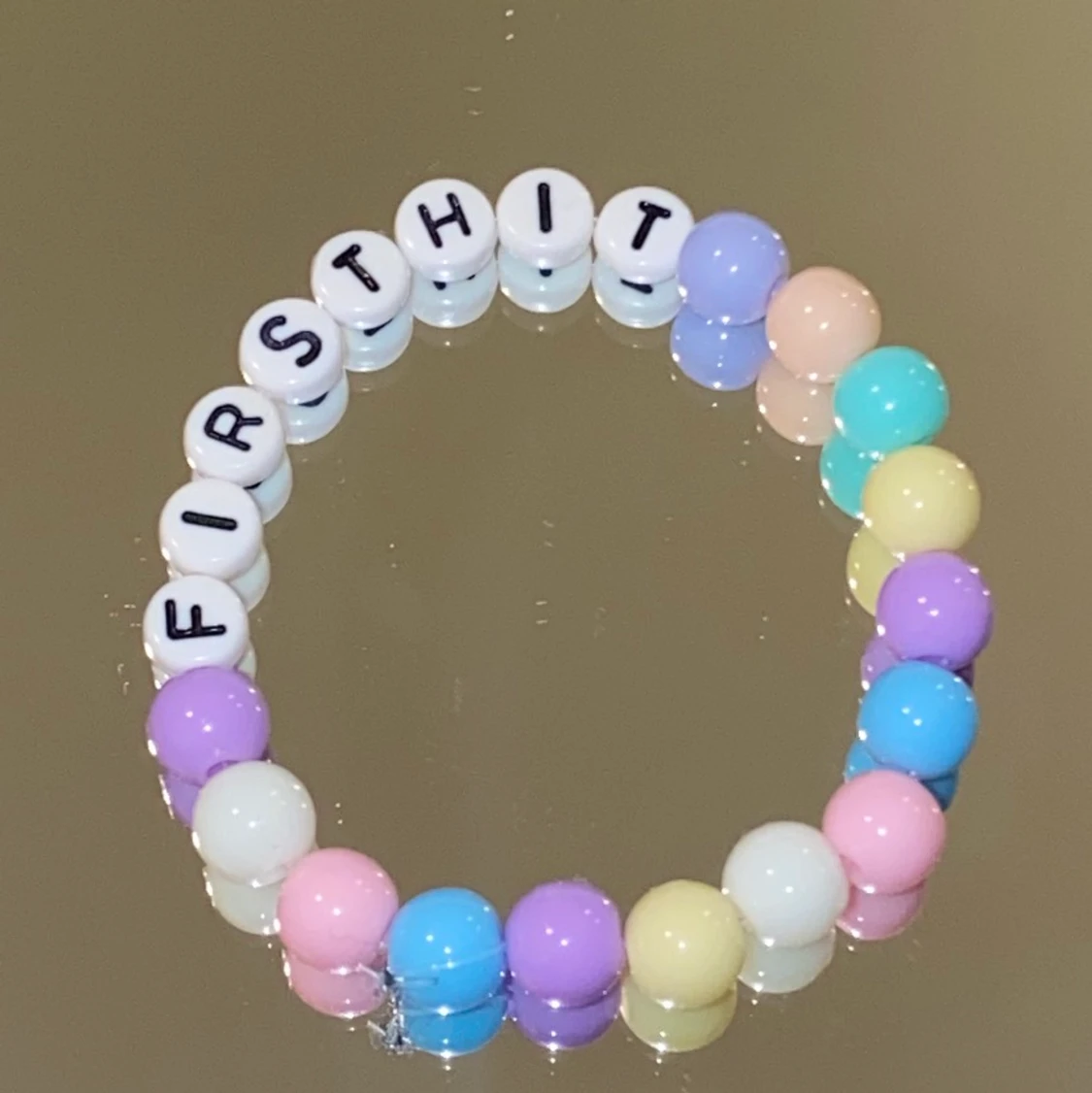 Pastellfärgat pärlarmband 