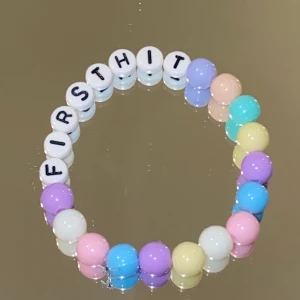 Pastellfärgat pärlarmband  - Här är ett av våra tre armband som vi har. Det pastell färgade armbandet riktar sig in främst på unga tjejor som blivit utsatta för ett sexuellt övergrepp då detta är ett av våra största problem i dagens samhälle. Visa att du stöttar kvinnor och delar samma värderingar som oss genom att köpa en sådant armband. Skriv storlek osv till mig i meddelande. Kram 💕