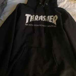 Thrasher hoodie  - Säljer min favorit hoodie då den börjar bli lite liten storlek m men krympt i tvätten så skulle säga att den sitter mer som en oversize S fortfarande bra skick skulle ja säga 