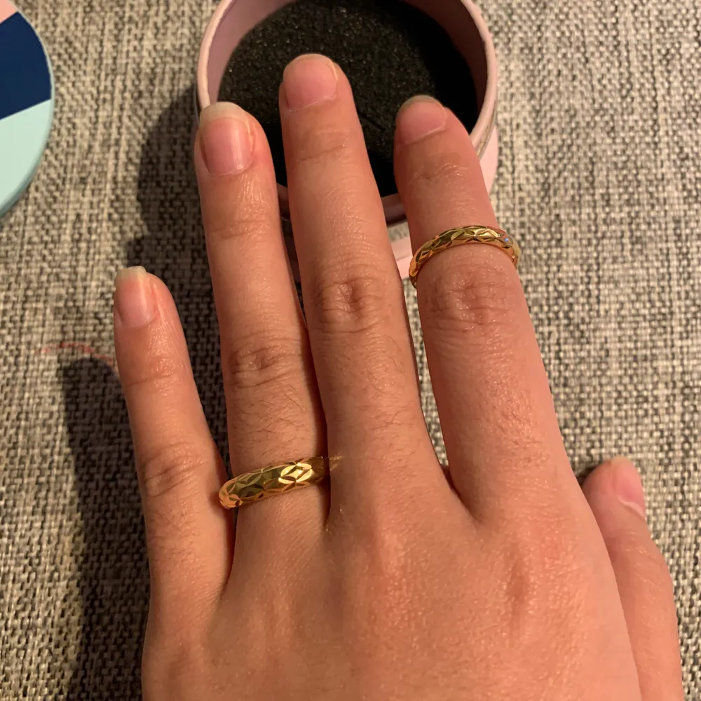 the rings in gold plated. Size 48 for the big impression ring and size 46 for the small impression ring. 1000kr för både.  Big Impression Ring i 18 karat förgyllt sterlingsilver, web pris 1000kr  Small Impression Ring i 18 karat förgyllt sterlingsilver, web pris 700kr. Accessoarer.