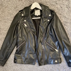 Jacka  - Helt ny och aldrig använd skinnjacka. Den har absolut inga fläckar/slitningar. Silvriga detaljer🌟