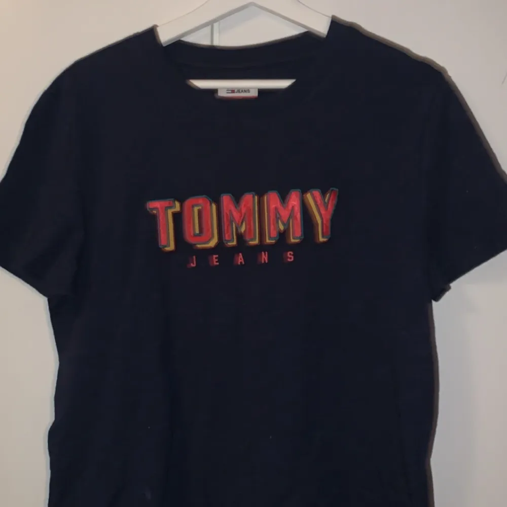 Mörkblå t-shirt från Tommy jeans✨ storleken är L men känns mer som en M. T-shirts.