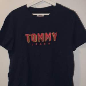 Mörkblå t-shirt från Tommy jeans✨ storleken är L men känns mer som en M