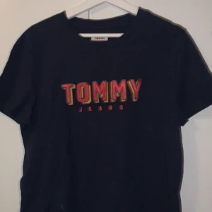 Tommy jeans t-shirt  - Mörkblå t-shirt från Tommy jeans✨ storleken är L men känns mer som en M