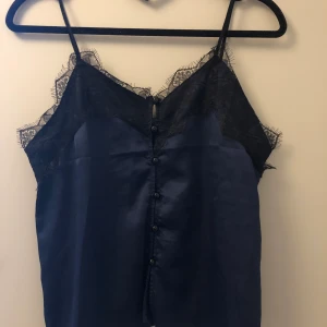Linne med spets  - Supergulligt mörkblått linne med spets och knappar💙    50kr, väldigt bra skick