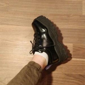 Eytys Angel EU41 - Eytys Angel, skor av svartlackerat läder, sula av gummi och insula av kalvläder. Snörning. Lätt bruksslitage på undersidan men inga skador på varken lack eller läder. Storlek 42 och passar perfekt.