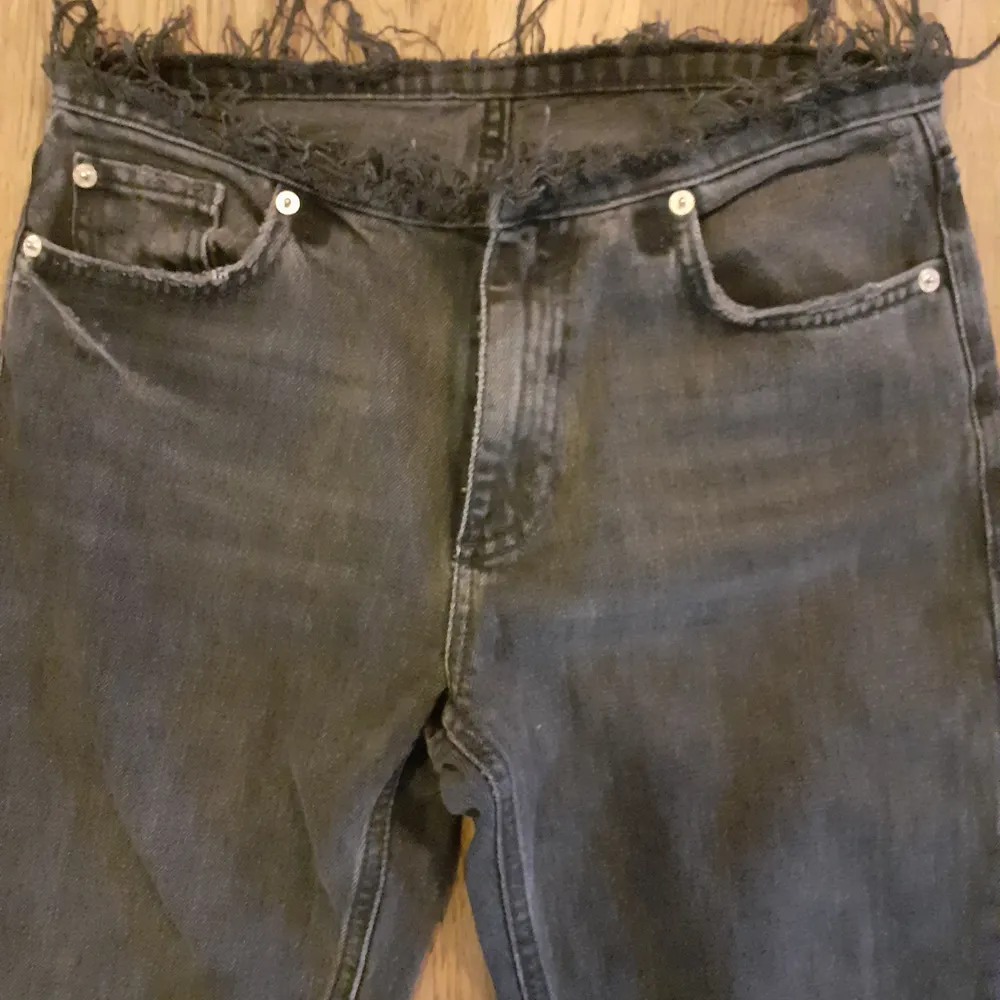 Slutsålda Zara jeans stl 36 ä. Mörkgrå, liten slits på sidorna. Dock avklippt midja (därav lågt pris)... . Jeans & Byxor.
