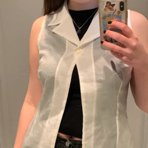 Vit blusväst - Säljer min kääära väst i genomskinligt material, så fin att ha över korta klänningar😻 Inköpt på humana för 150kr
