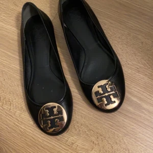 Tory Burch ballerina - Säljer mina tory burch ballerina skor. De har använts men ser ut att nästan vara i helt nyskick. Storlek 39 