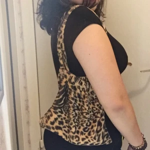 Leopard väska  - Väldigt söt leopard väska 🐆, den är elastisk och passar bra till nycklar, mobil o plånbok 🦋  Skriv DM om intresserad, om fler budgivning i kommentarerna.❤️