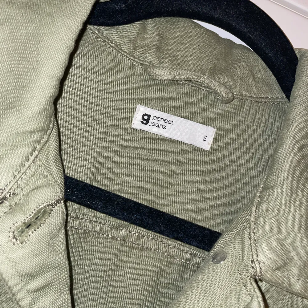 Militärgrön jeansjacka från Gina Tricot. Har en matchande kjol till. Aldrig använd. . Jackor.