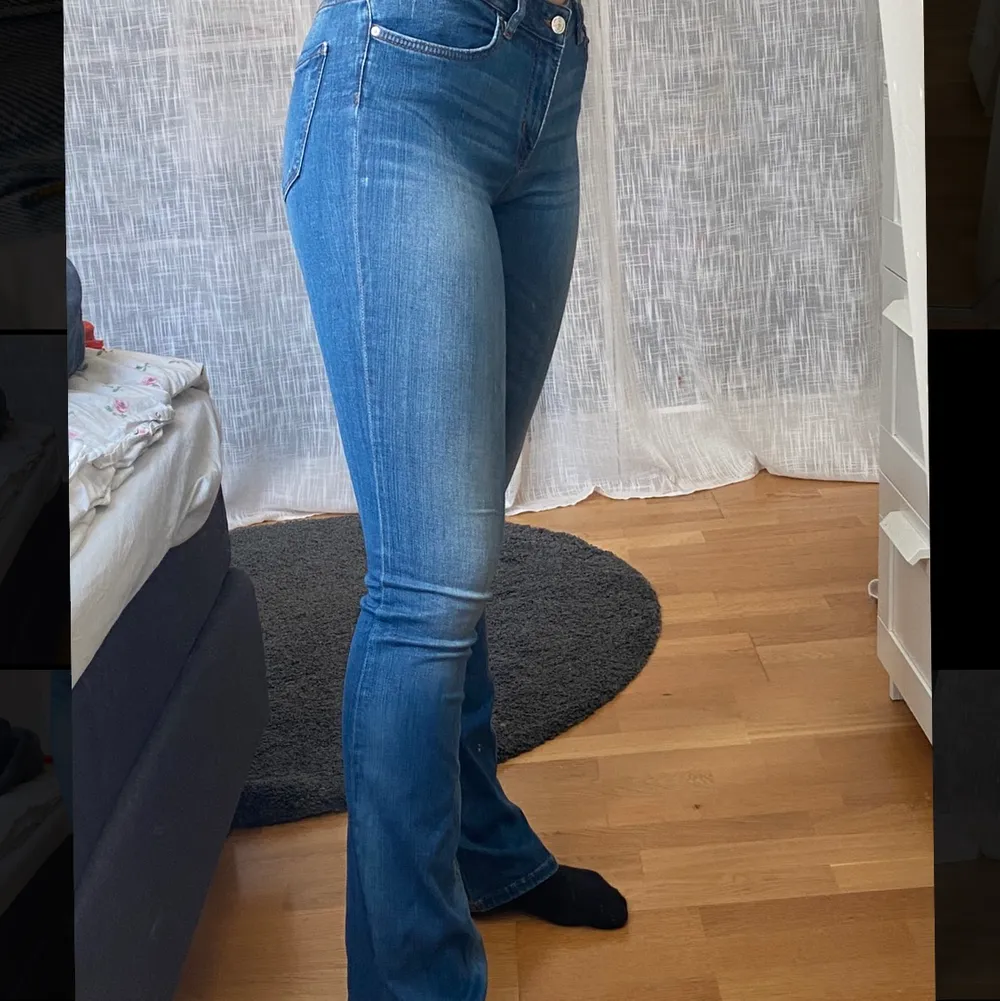 Säljer mina blåa utsvängda jeans från Zara, dem finns inte kvar. Sitter som en smäck och är även super långa. Jag är 177cm. Säljer pågrund av att jag har ett par liknande och dessa kommer aldrig till användning. Väldigt stretchiga och ”mjuka” i materialet. Frakt tillkommer ⭐️💕. Jeans & Byxor.