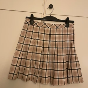 Tennis kjol - Tennis kjol från hm. Aldrig använd! Den är storlek 40, men sitter mer som en 38. 