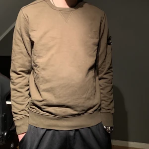 Stone island tröja - Grön stone i storlek M, knappt använd. 