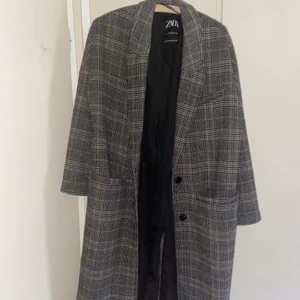 Kappa från zara - Lång rak kappa i bra skick. Endast den lilla tråden som sticker ut annars inget konstigt. Sitter bra på mig som har S då man kan ha tjocktröjor under.