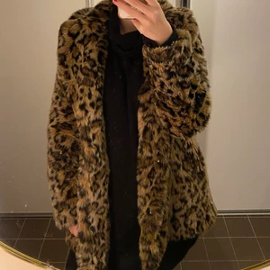 Leopardkappa Varm - Varm och mysig kappa i leopardmönster. (Inga skador eller liknande)