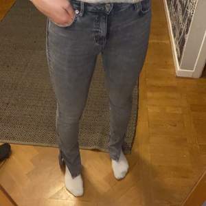 Säljer dessa Zara jeans med slit, så snygga!! Kommer dock inte till andvändning💕💕 super snygga, använda fåtal gånger. Stretchiga!!! Obs en hälla behöver sys fast, där av priset! 