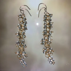 Örhängen - Ett par handgjorda örhängen, med blåa glaspärlor❣️ kroken är av silvertråd🌟 (frakten ingår i priset)                                                                               —————————————————————                                                                                  Kika gärna in på min profil, säljer en massa olika handgjorda smycken💃🏼 perfekt till dig själv eller i present till någon❣️✨