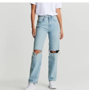 Jeans - Intressekoll på mina favorit jeans, köpa på Gina Tricot för 600kr och vill kolla om det är någon Som är intresserad! Super snygga till allt och är i jätte bra skick💕skriv gärna bud!!! Budet är på 280 utan frakt! Köp direkt för 400kr