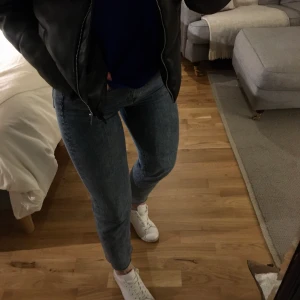 Raka jeans  - Raka jeans med slitet benslut ⚡️