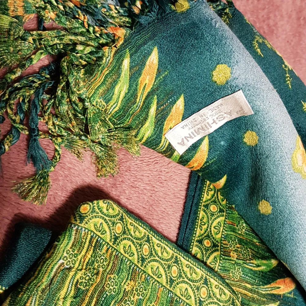 Super snygga halsduk med hippie mönster. Inte används ofta. Tillverkad ur kashmir. Har köpt av en vännina i Indien.. Accessoarer.