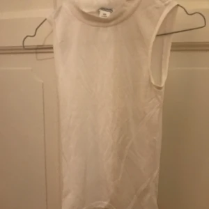 Linne med halvpolo - Vitt linne med halvpolo från monki, helt oanvänt!🤍