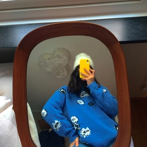 Blå graphic knit - Supersöt stickad tröja från Carin Wester med svarta och vita detaljer. Använd en gång och i superfint skick! Kan både frakta och mötas upp!💙