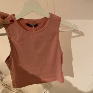Söt rosa topp  - Söt rosa topp som är oanvänd med prislapp kvar! Frakt tillkommer<33