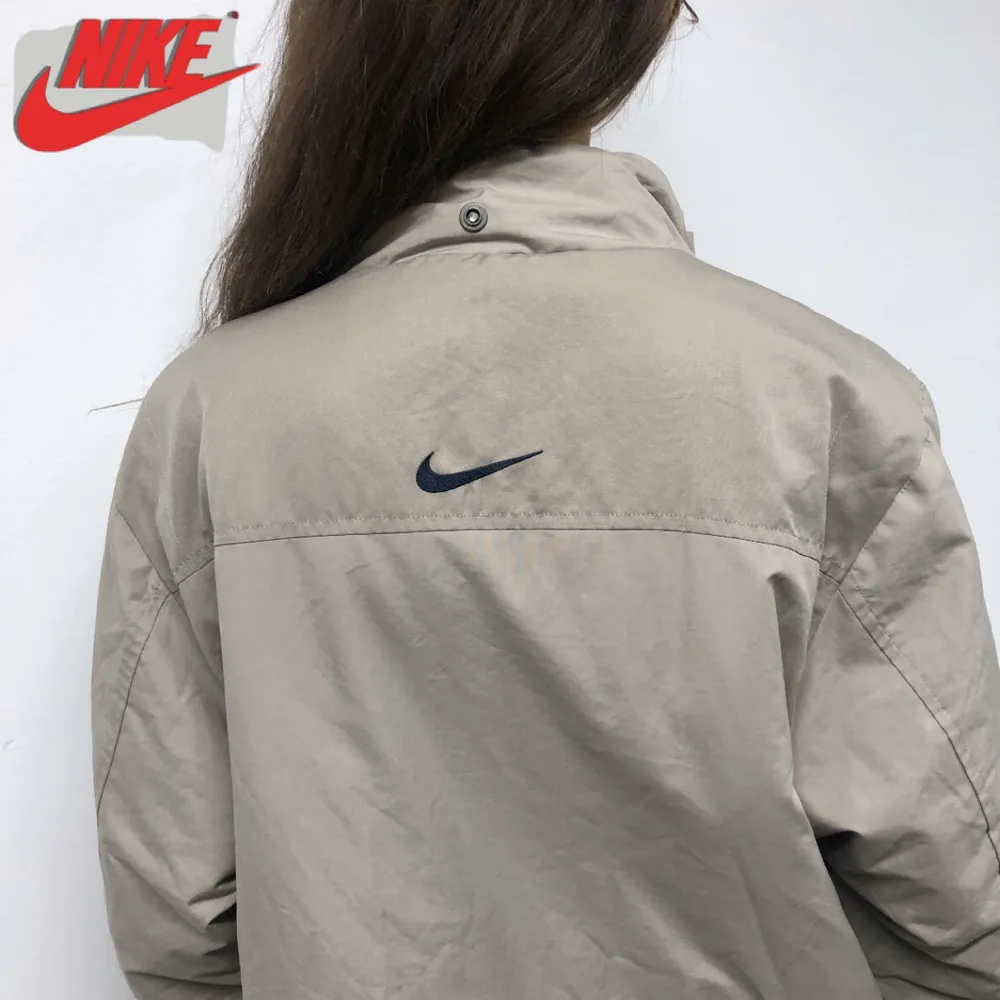 Clean och vintage jacka från Nike! Skön beige färg och fodrad💗. Jackor.